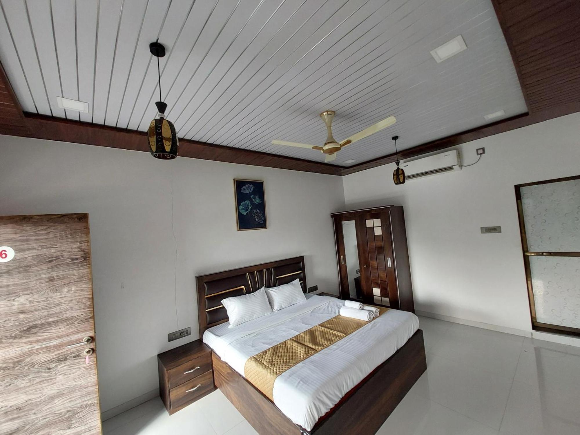 The Village Resorts Karjat Cameră foto