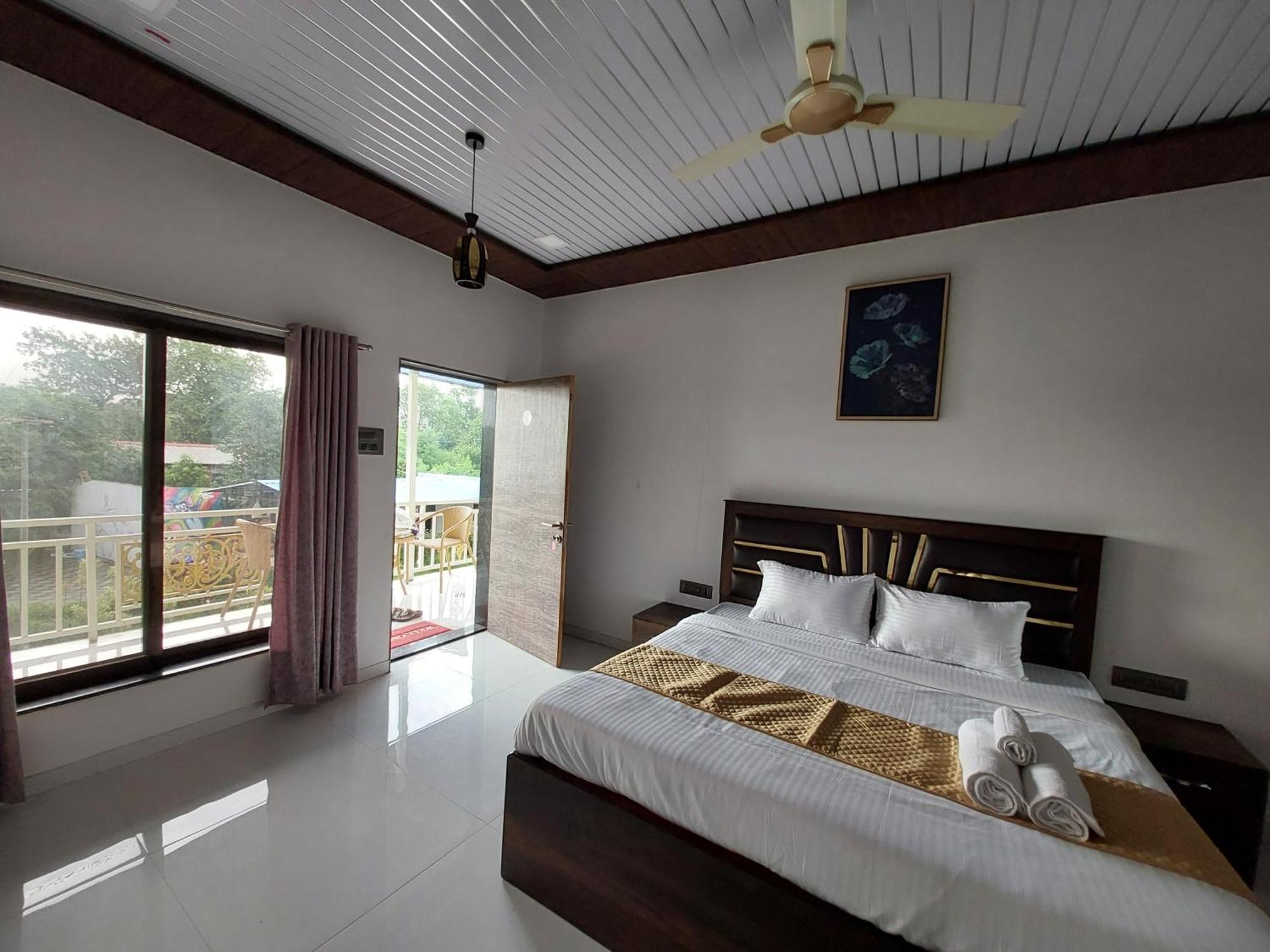 The Village Resorts Karjat Cameră foto